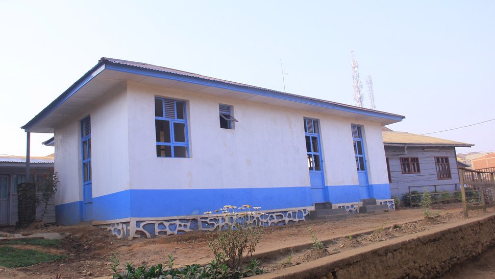 Das Bild zeigt einen weiß-blauen Bungalow, ein ehemaliges Ebola-Notfallzentrum in der Demokratischen Republik Kongo