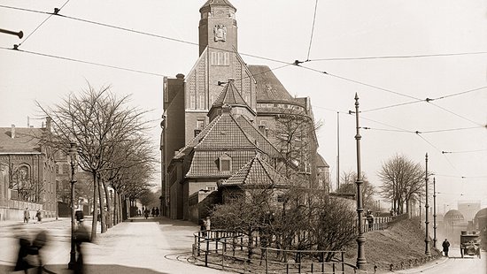 Das Bild zeigt ein altes Schwarz-Weiß-Foto des BNITM.