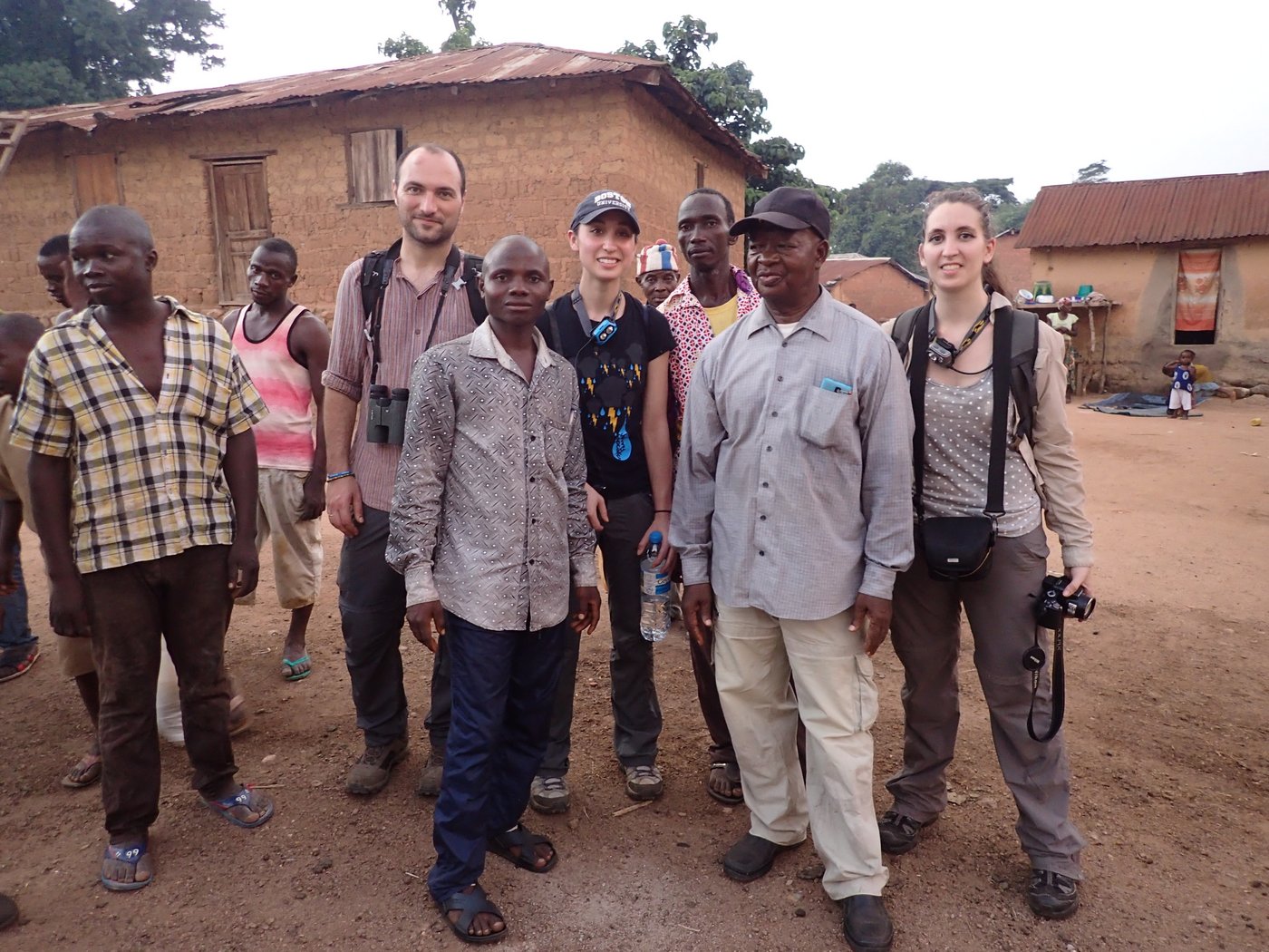 Das Bild zeigt verschiedene Perrsonen in Guinea