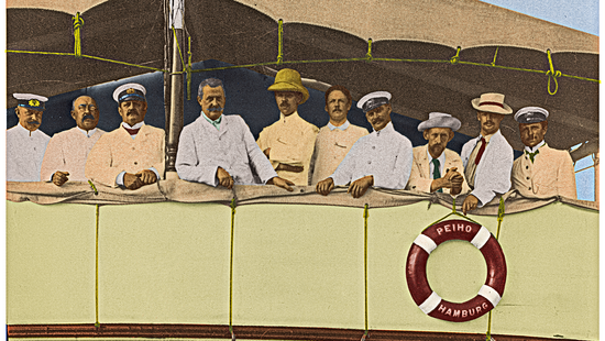 Das grafisch nachgefärbte historische Foto zeigt mehrere Männer an Bord eines Schiffs, darunter Friedrich Fülleborn, der nach der Pensionierung von Bernhard Nocht Institutsdirektor wurde.