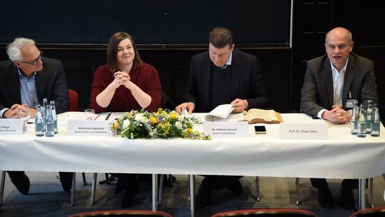 Das Bild zeigt v.l.n.r. Martin Görge, Katharina Fegebank, Andreas Dressel und Jürgen May am Blumengeschmückten Tisch sitzen und Fragen beantworten.