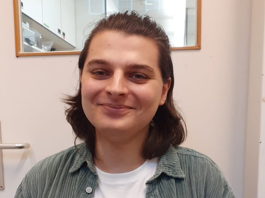 Victor Ein netter junger Mann schaut freundlich in die Kamera