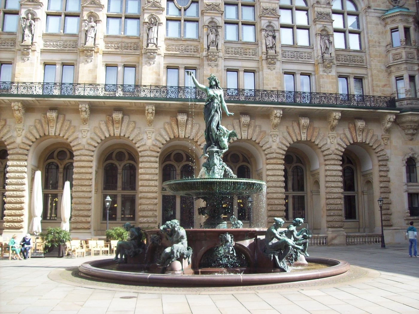 Das Bild zeigt den Hygieia-Brunnen auf dem Innenhof des Rathauses