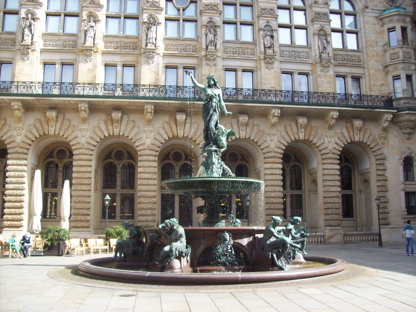 Der Hygieia-Brunnen im Innenhof des Hamburger Rathauses. Das Bild zeigt den Hygieia-Brunnen auf dem Innenhof des Rathauses