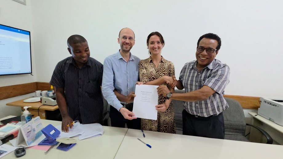 Die Führungspersönlichkeiten posieren mit der unterzeichneten Absichtserklärung. Simon Kühnert, CEO des Health Improvement Program Zanzibar (HIPZ) (zweiter von links), Dr. Denise Dekker, Gruppenleiterin von One Health Bacteriology (dritte von links), und Dr. Said Mohammed Ali, CEO des Public Health Laboratory Ivo de Carneri (PHL-IdC) in Pemba (vierter von links).