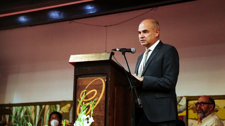 [Translate to English:] Prof. Jürgen May spricht (ein Mann spricht am Rednerpult)