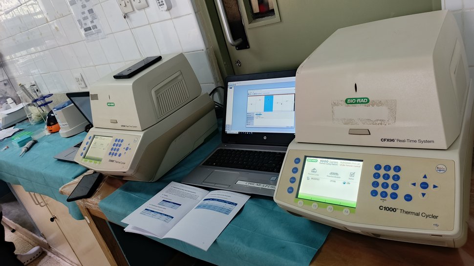 Mobile Diagnostik Das Foto zeigt mehrere Laborgeräte für die Virus-Diagnostik