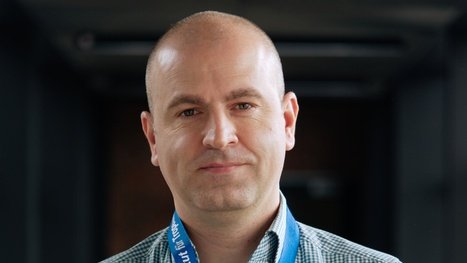 Dr. Dániel Cadar Dr. Dániel Cadar: ein Forscher, der ein blau-weiß kariertes Hemd trägt und eine Glatze hat.