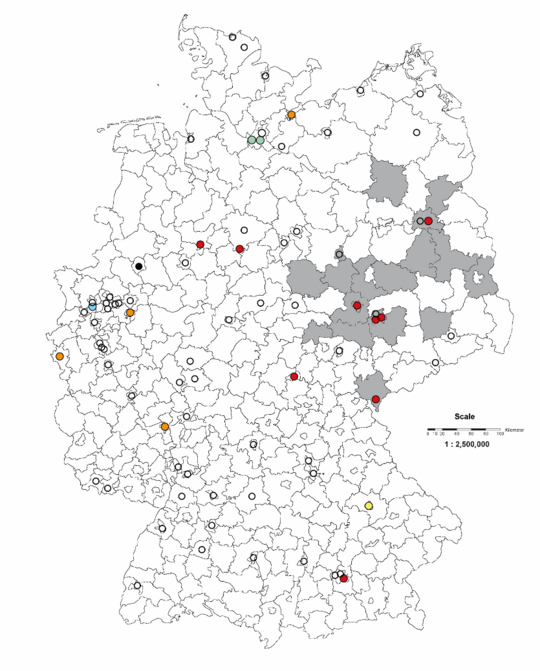 Deutschlandkarte mit der geografischen Verteilung von Blutspendeeinrichtungen mit oder ohne Verdacht auf West-Nil-Virus-positive Blutspenden in Wohnbezirken, Deutschland, 2019–2023 (n = 77)