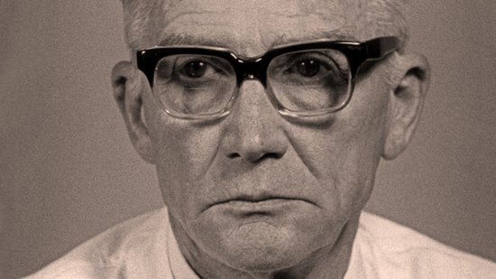 Hans Vogel Schwarz-weiß-Porträtfoto von Hans-Vogel in Laborkittel und mit 1970er-Jahre-Brille