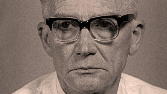 Hans Vogel Schwarz-weiß-Porträtfoto von Hans-Vogel in Laborkittel und mit 1970er-Jahre-Brille