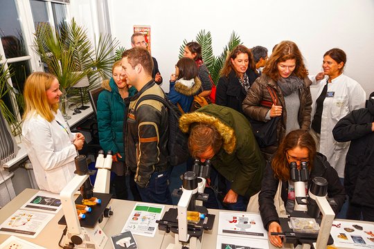 Das Bild zeigt den Publikumszulauf in der Nacht des Wissens 2017 in den Laboren.