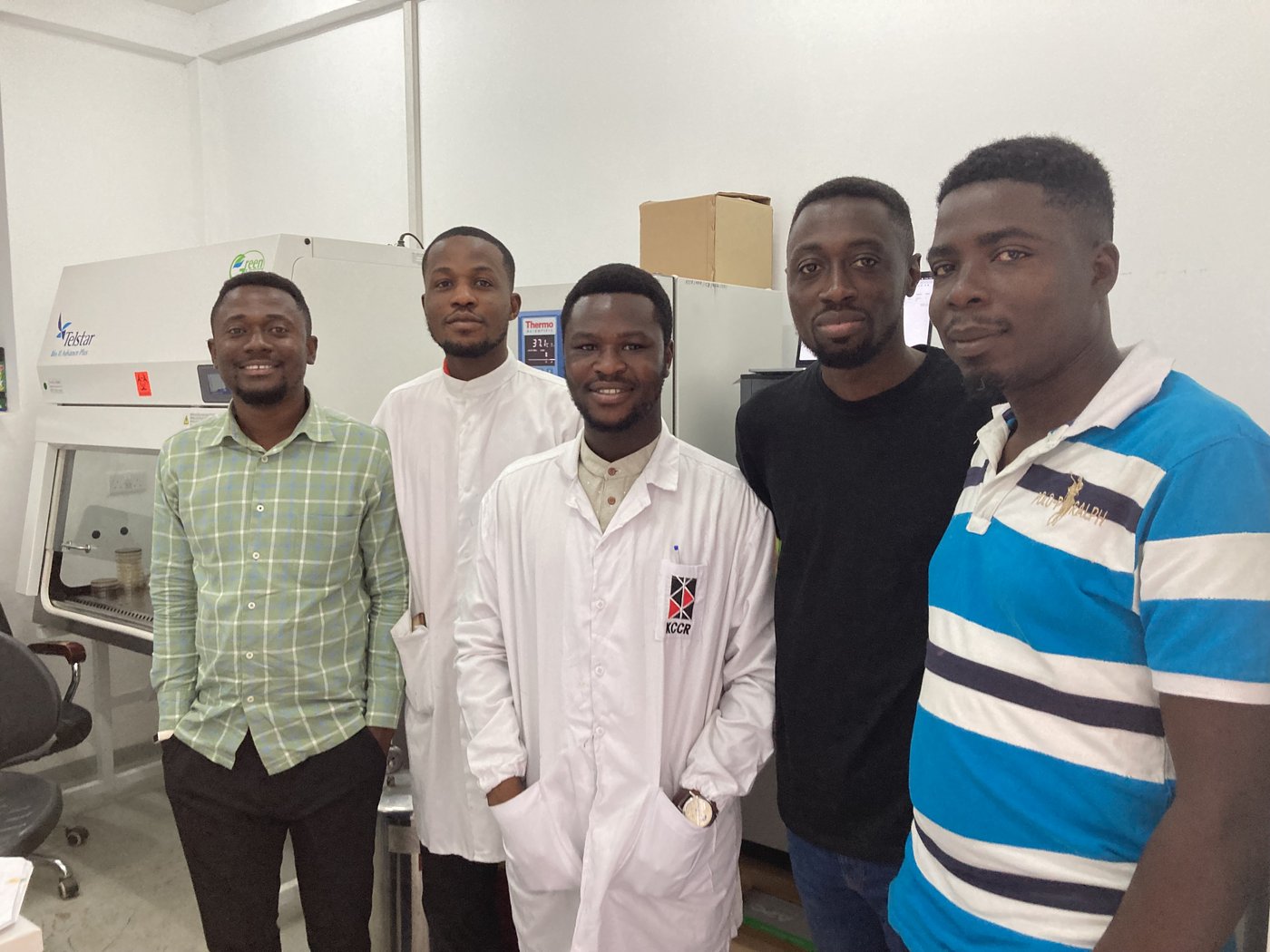 5 Labormitarbeiter aus Agogo lachen freundlich in die Kamera.