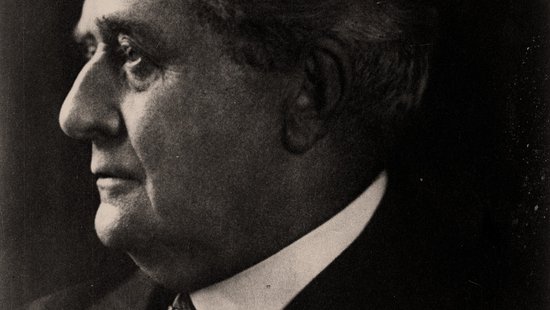 Sideways black-and-white portrait of Friedrich Fülleborn