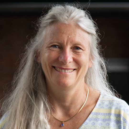 Ph.D. Elisabeth Fichet-Calvet: eine Forscherin mit langen, weißblonden Haaren und legerem T-shirt.