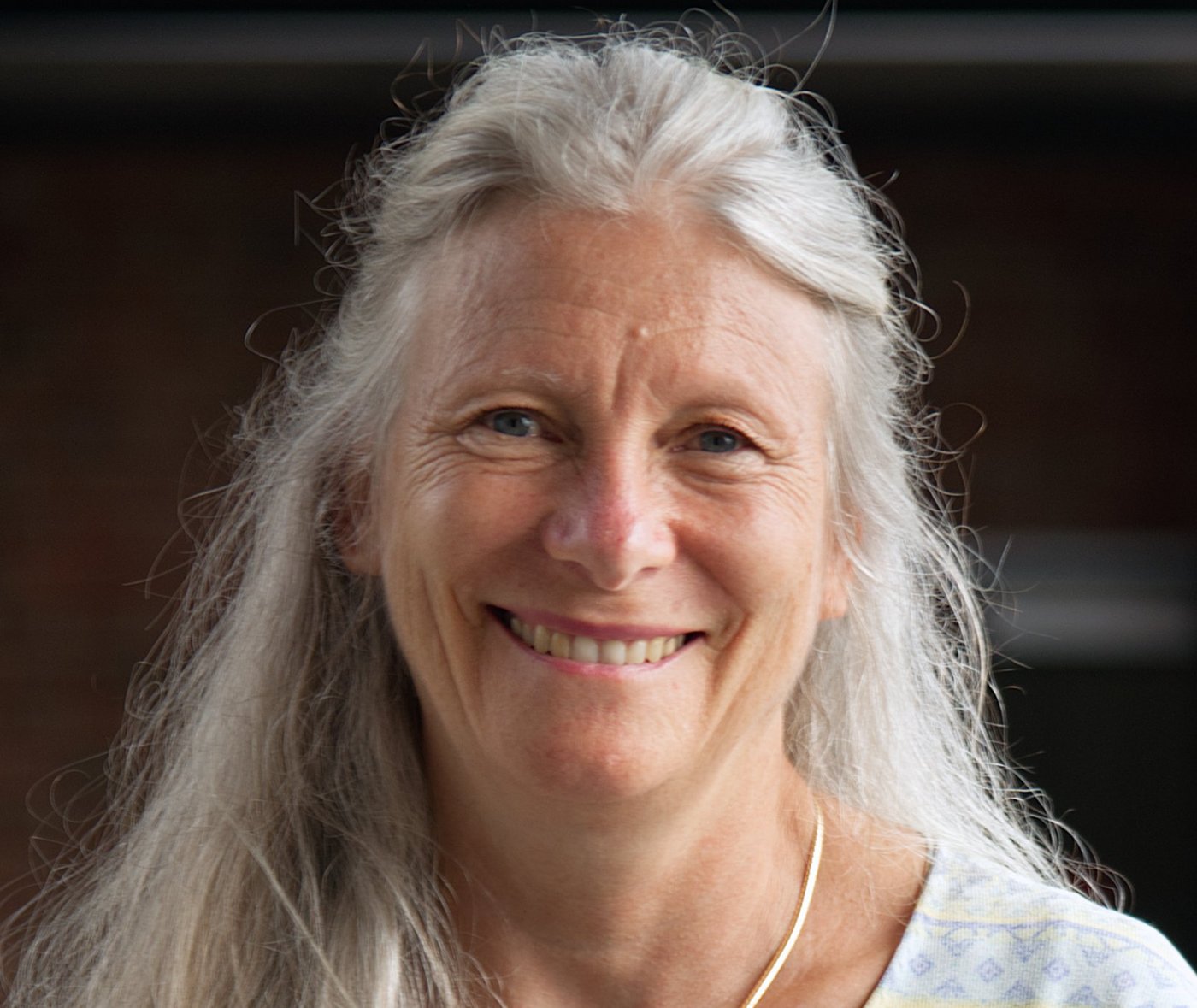 Ph.D. Elisabeth Fichet-Calvet Ph.D. Elisabeth Fichet-Calvet: eine Forscherin mit langen, weißblonden Haaren und legerem T-shirt.