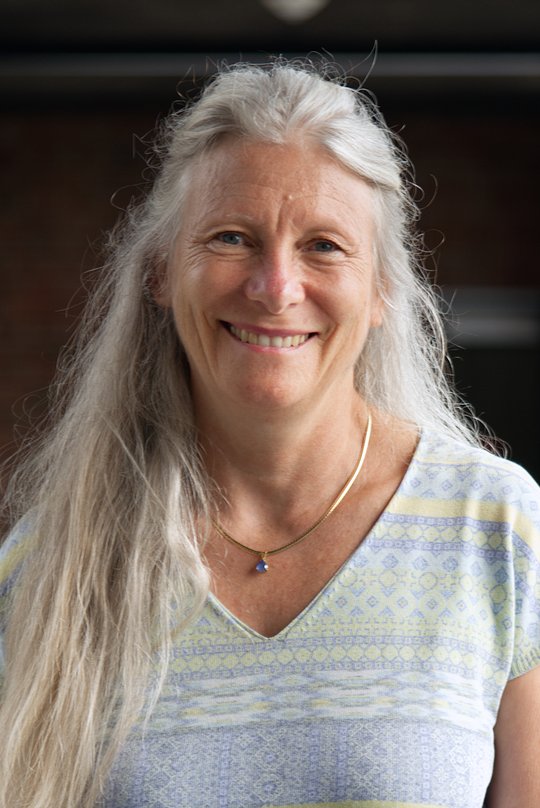 Ph.D. Elisabeth Fichet-Calvet: eine Forscherin mit langen, weißblonden Haaren und legerem T-shirt.