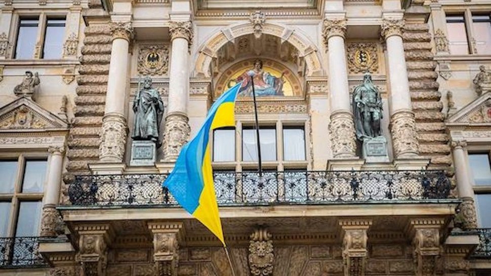 Zu sehen ist das Hamburger Rathaus mit der ukrainischen Flagge