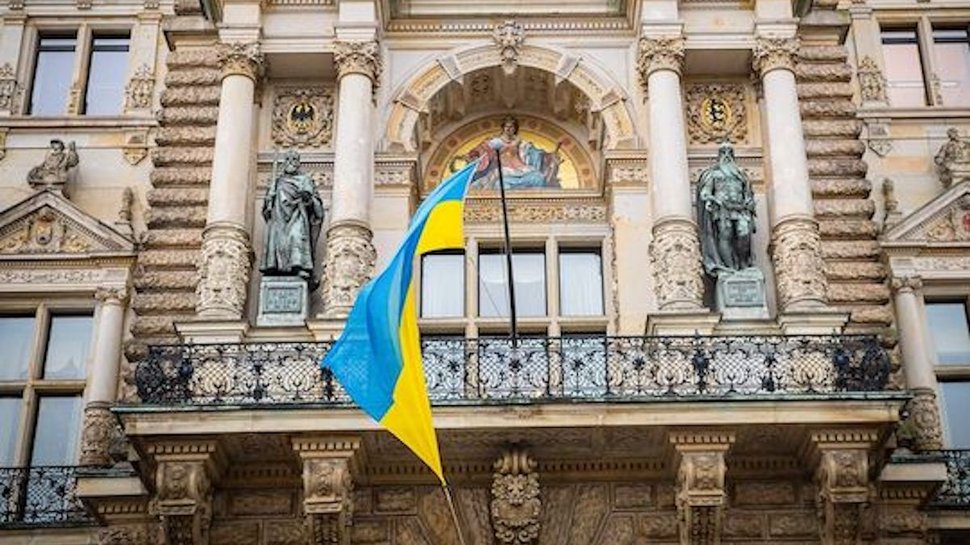 Zu sehen ist das Hamburger Rathaus mit der ukrainischen Flagge