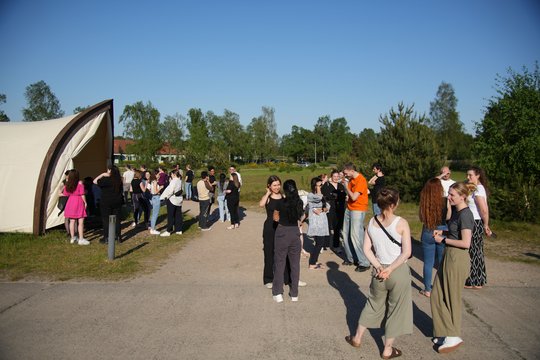 Foto zeigt Nachwuchswissenschaftler:innen in kleinen Gruppen draußen.