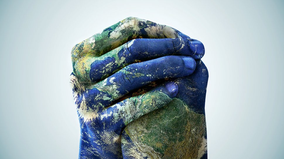 Zwei Hände sind umschlossen und in einander verschlungen. Sie sind mit einem Motiv von der Erde von oben gesehen bemalt. Blaues Meer und Kontinente sind zu sehen.