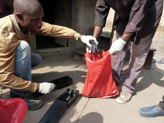 Das Foto zeigt einen Guineer mit einer Mausefalle.