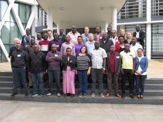 Das Bild zeigt eine gemischte Gruppe des Teams für mobile Labore in Tansania im Mai 2019