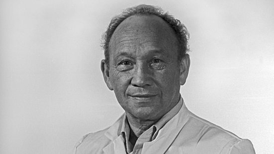 Direct black and white portrait photo of Dr Günther Müller 1986