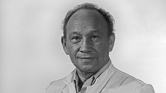 Direktes Schwarz-Weiß-Porträt-Foto von Dr. Günther Müller im weißen Laborkittel
