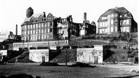 Das Schwarz-Weiß-Foto zeigt die Ruine des Instituts nach den Bombennächten des Zweiten Weltkriegs.