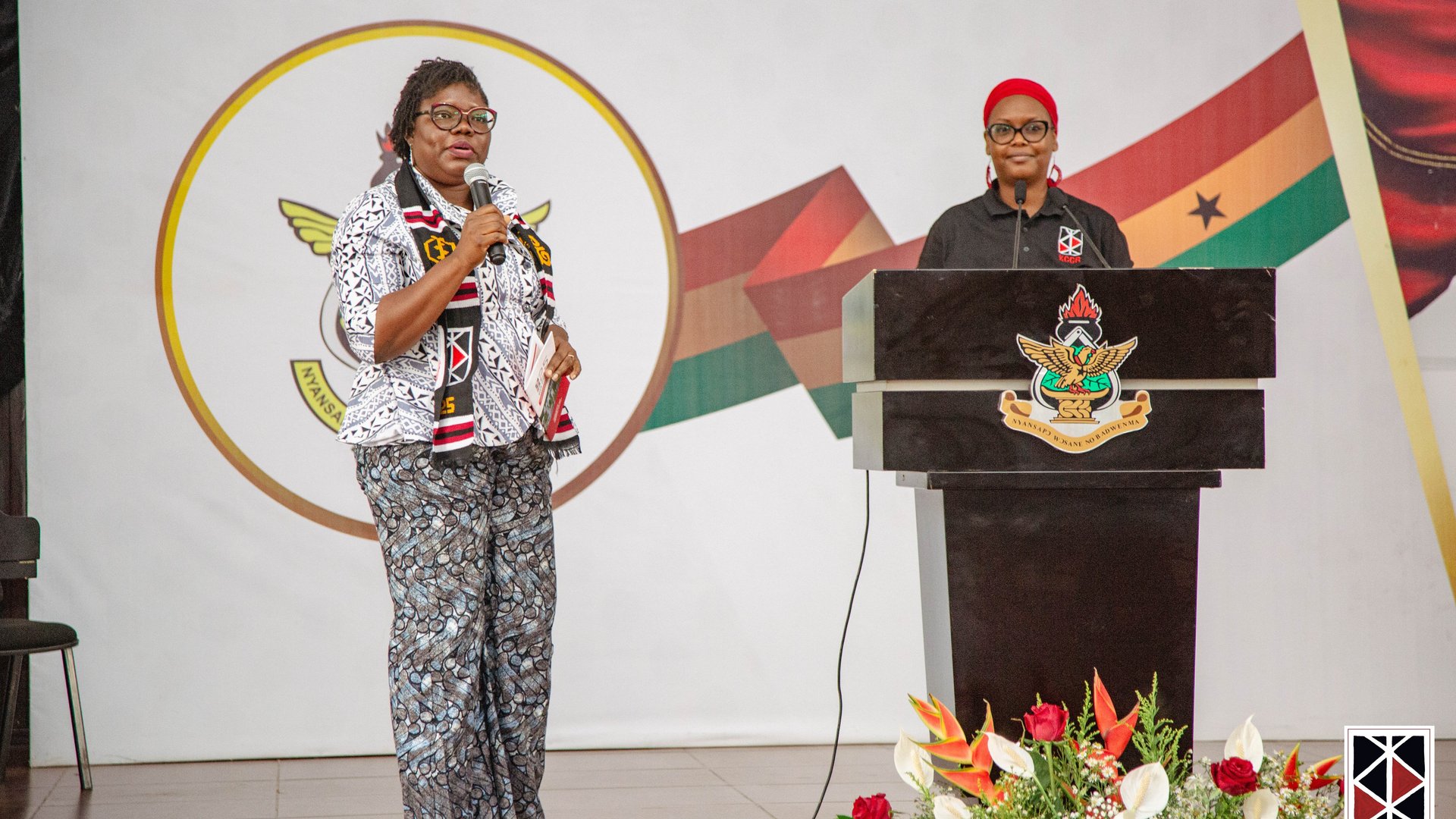 Das Bild zeigt Dr. Lydia Mosi, Universität Ghana, und Dr. Oumou Maiga-Ascofare, KCCR, auf der Bühne neben bzw. hinterm Redepult.