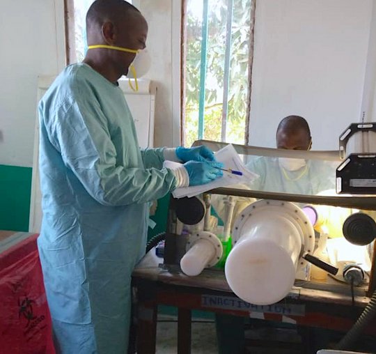 Zwei Mitarbeiter des LFHVG inaktivieren verdächtige Proben in einer Unterdruck-Glovebox.