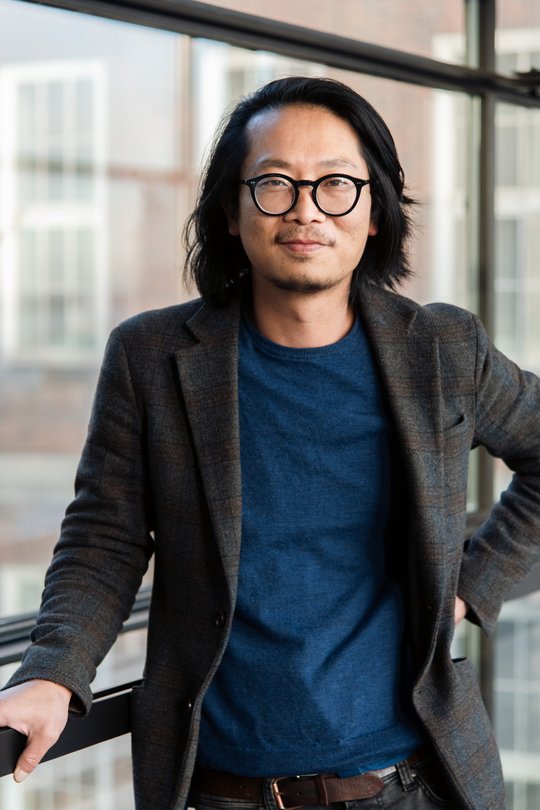Dr. Sung-Joon Park Dr. Sung-Joon Park: ein Forscher der schulterlanges Haar, eine runde schwarze Brille, ein dunkles Sakko über einem dunkelblauen Oberteil trägt.