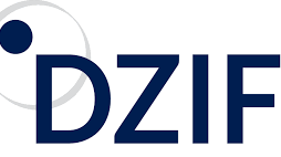 Logo des DZIF: Der in blau gehaltene Schriftzug DZIF wird links oben von einem grauen Ring, der durch das D geht, mit einem blauen Punkt verziert. Darunter in kleinerer Schrift, ebenfalls in blau German Center for Infection Research