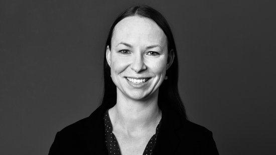 Dr. Maria Rosenthal: eine Forscherin, die lange Haaren trägt und eine Bluse. Das Bild ist schwarz-weiß.