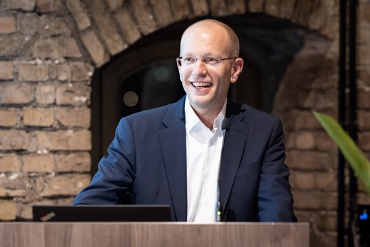 Das Foto zeigt Prof. Michael Ramharter bei seiner Dankesrede am Rednerpult.