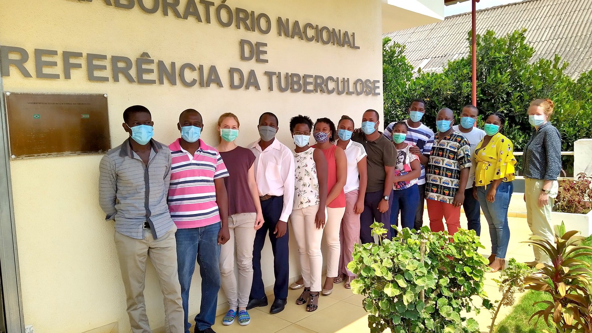 Projectstaff in front of the National Reference Laboratory for Tuberculosis in São Tomé and Príncipe