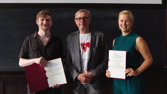 Die Preisträger:innen des Promotionspreis stehen vor einem dunklen Hintergrund und zeigen ihre Urkunde.