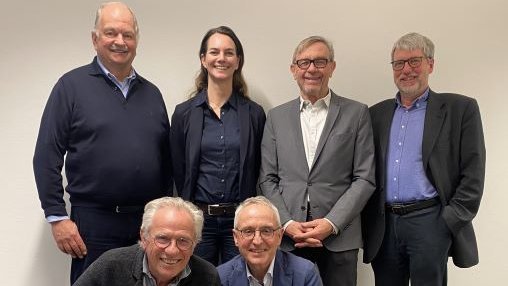 Ein Gruppenbild des VdF Vorstandes, vier Personen stehen, davor knien zwei weitere Personen.