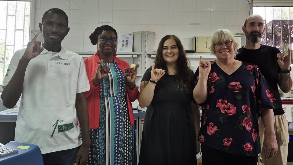 Foto von fünf Personen im Labor. Sie lächeln freundlich in die Kamera.