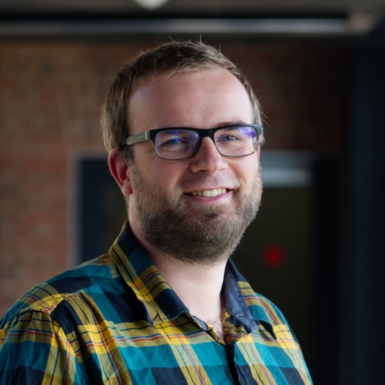 Dr. Renke Lühken Dr. Renke Lühken: ein Forscher, der ein grün-gelb kariertes Hemd, kurze, dunkelblonde Haare und einen kurzen Bart trägt.