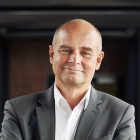 Porträtfoto von Prof. Dr. Jürgen May, eines erfahrenen freundlich blickenden Forschers
