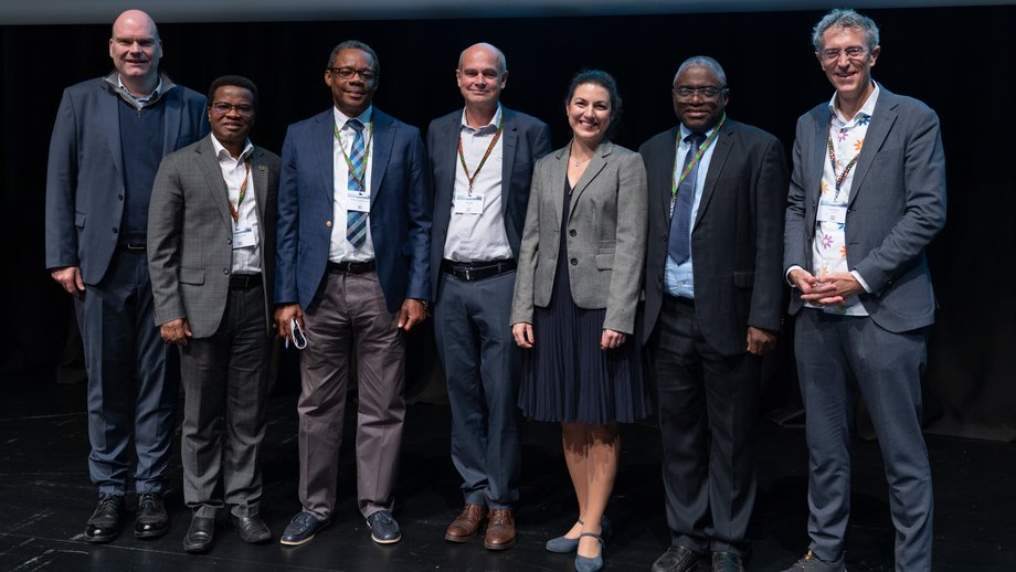 Podiumsdiskussion „Neue Technologien in der Tropenmedizin“ mit den Leitungen von sechs Tropeninstituten Gruppenfoto mit sechs Tropeninstitutsleitungen plus Moderator