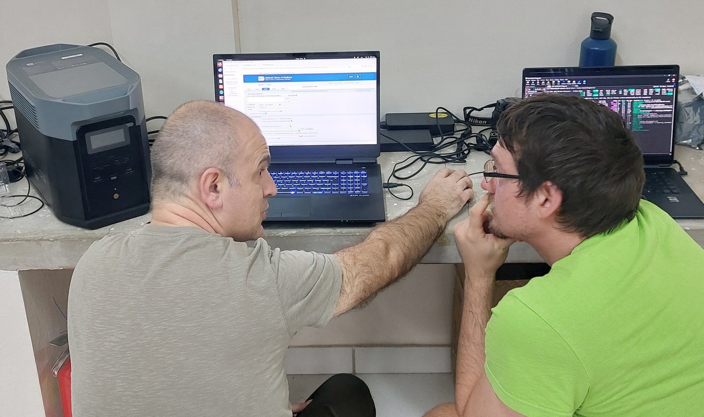 Metagenomic and metatranscriptomic methods The photo shows two researchers discussing in front of a laptop.
