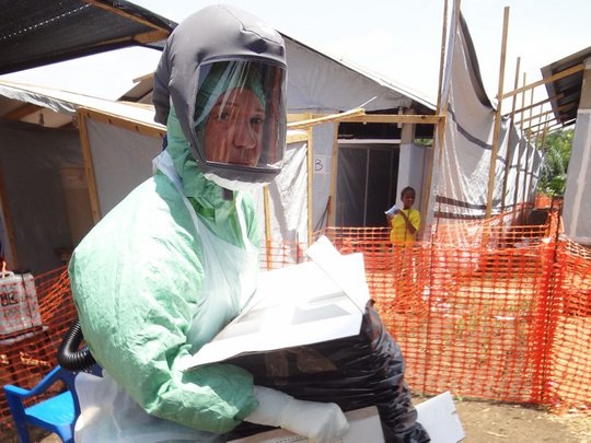 Das Bild zeigt einen Forscher in einem aufgeblasenen Schutzanzug