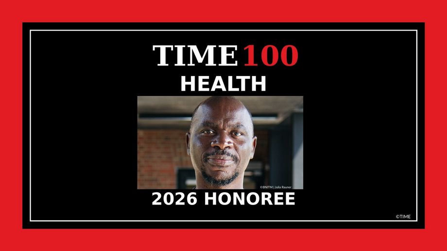 Schwarz-weiß-roter TIME-Grafikrahmen mit Prof. Dr. Ghyslain Mombo-Ngoma in der Mitte