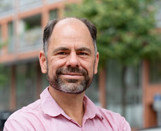 Prof. Dr. Thomas Otto: ein freundlich blickender erfahrener Forscher mit Bart und rosa Hemd