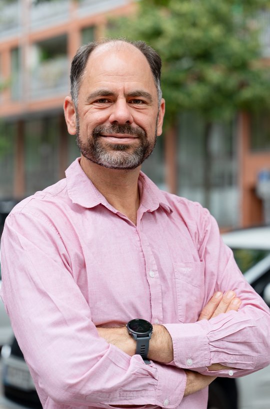 Prof. Dr. Thomas Otto: ein freundlich blickender erfahrener Forscher mit Bart und rosa Hemd