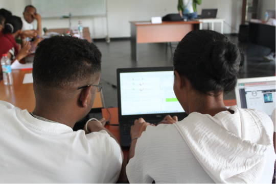 Two participants of the EPI-Mad course working with the software R two students in front of a computer