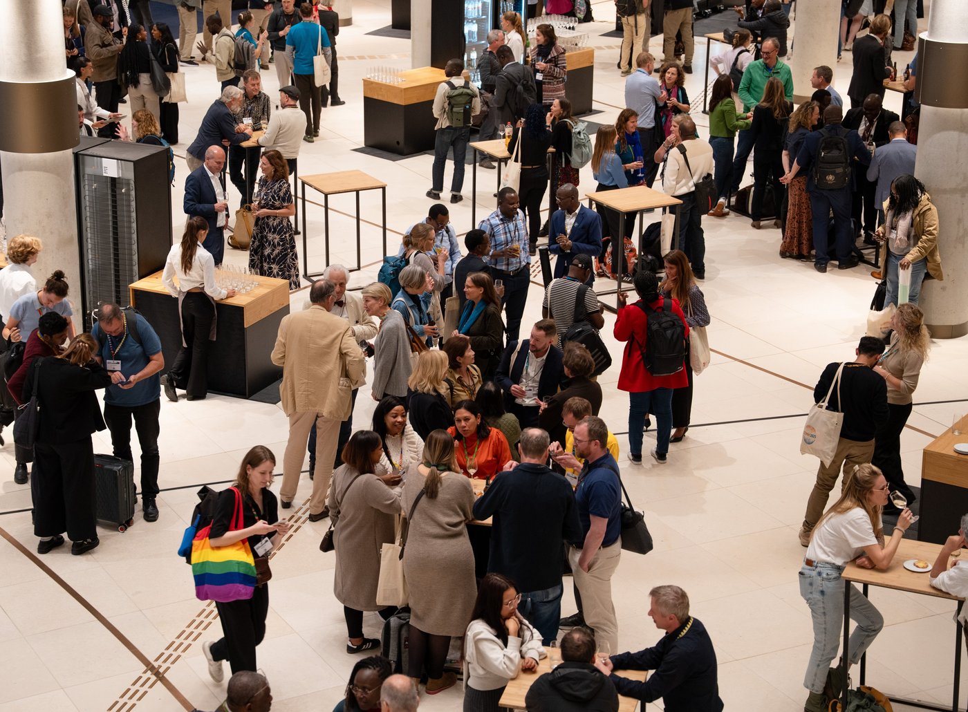 Foto mit Menschengewusel im Kongresszentrum